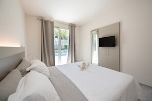 Frigobar, roupa de cama