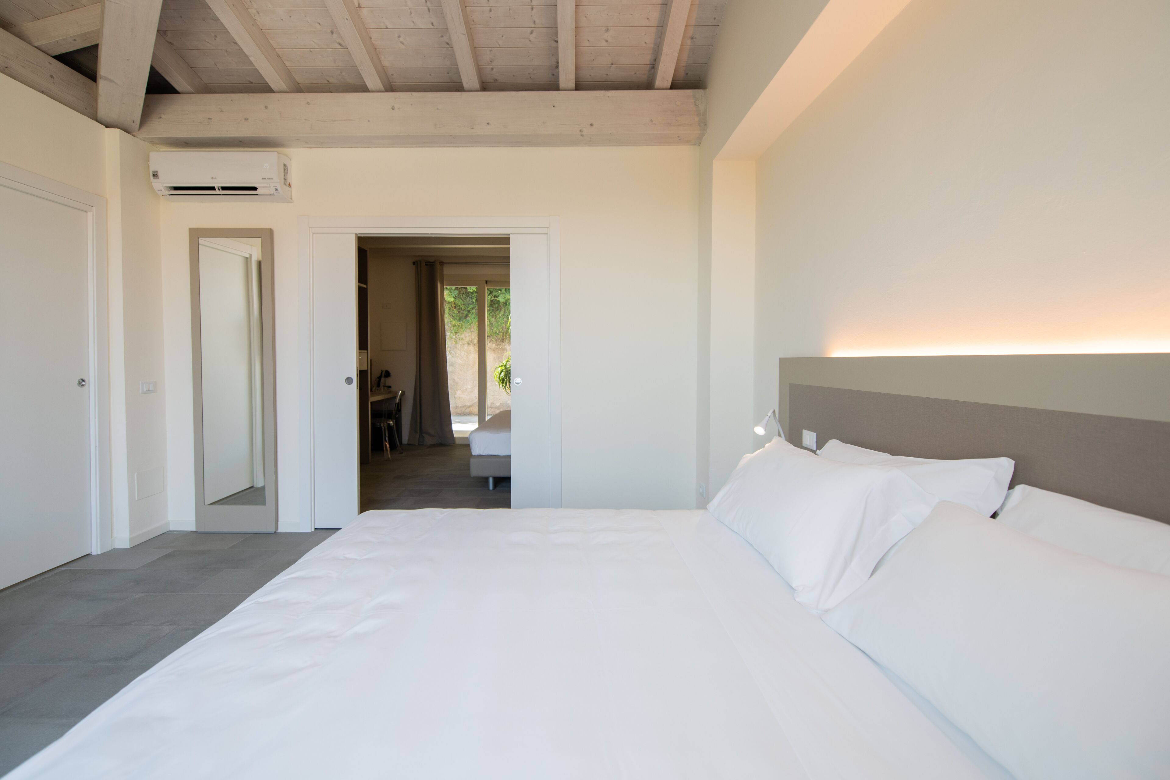 Habitación Confort | Minibar y ropa de cama 