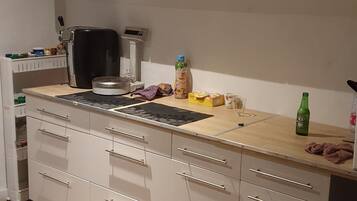 Een koelkast, een microgolfoven, een oven, een kookplaat