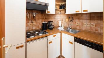 Een koelkast, een kookplaat, een vaatwasser