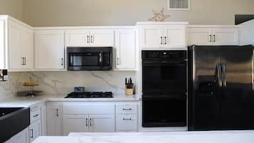 Refrigerador, microondas, placa de cocina, lavavajillas