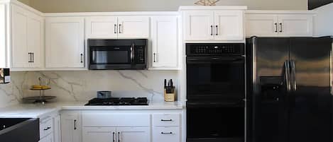 Réfrigérateur, micro-ondes, plaque de cuisson, lave-vaisselle