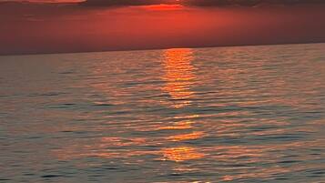 En la playa, camastros y toallas de playa