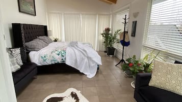 6 quartos, escrivaninha, ferros/tábuas de passar roupa