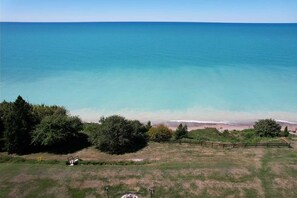 På stranden, solstolar och strandhanddukar