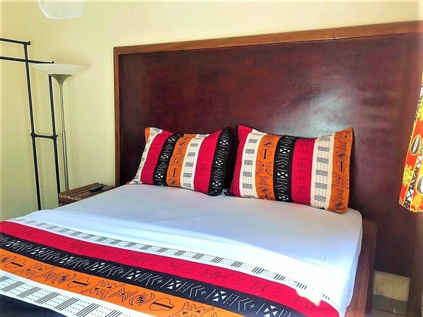 1 bedroom, WiFi - Modern studio decorated in African colors at the rear of a spacious villa. (Yaoundé)