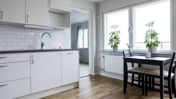 LÀgenhet - 1 enkelsÀng | Eget kök | KylskÄp, mikrovÄgsugn och spishÀll