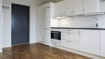 LÀgenhet - 1 enkelsÀng | Eget kök | KylskÄp, mikrovÄgsugn och spishÀll