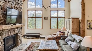 Ferienhaus, Mehrere Betten, Kamin, Bergblick (Coronet Crest) | Wohnbereich