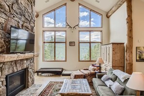 House, Multiple Beds, Fireplace, Mountain View (Coronet Crest) | Living area