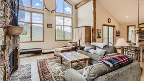 Ferienhaus, Mehrere Betten, Kamin, Bergblick (Coronet Crest) | Wohnbereich