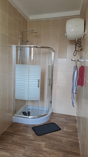 Shower - Lovely 3 Bedroom Apartment @ East Legon Hills in Accra (Accra)