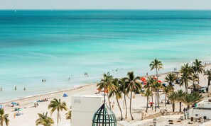 Playa en los alrededores, camastros y toallas de playa