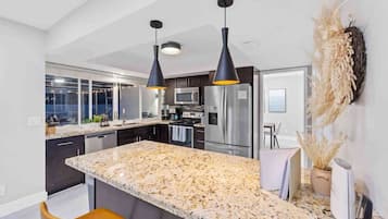 Refrigerador, microondas, horno y parrilla de estufa