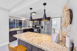 Fridge, microwave, oven, stovetop - SUN VILLA | Heated Pool Near Hard Rock & Beach (Hollywood)