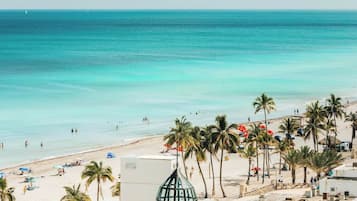 Playa en los alrededores, camastros y toallas de playa