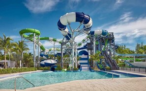 Parque acuático con varias toboganes y zona de piscina.