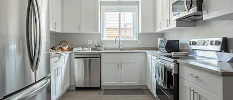 Réfrigérateur, four à micro-ondes, un four, surface de cuisson