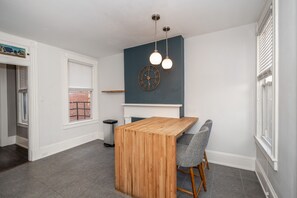 Apartment, 2 Queen-Betten, Balkon, Stadtblick | 2 Schlafzimmer, kostenloses WLAN