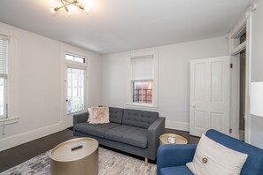 Appartement, 2 queensize bedden, balkon, uitzicht op de stad | Woonkamer | Een 40-inch televisie met kabelzenders