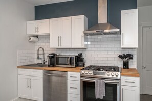 Appartement, 2 queensize bedden, balkon, uitzicht op de stad | Privékeuken | Een koelkast, een microgolfoven, een oven, een kookplaat