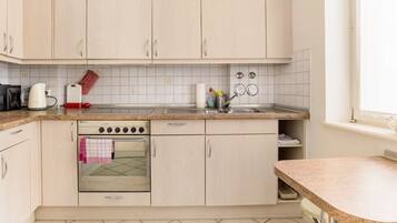 Kühlschrank, Ofen, Herdplatte, Wasserkocher mit Kaffee-/Teezubehör