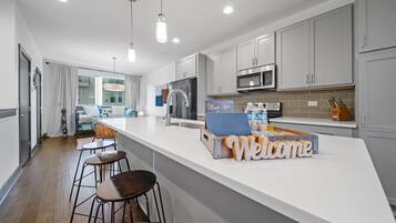 Townhome, Multiple Beds, Balcony, City View | Private kitchen | Fridge, microwave, oven, stovetop