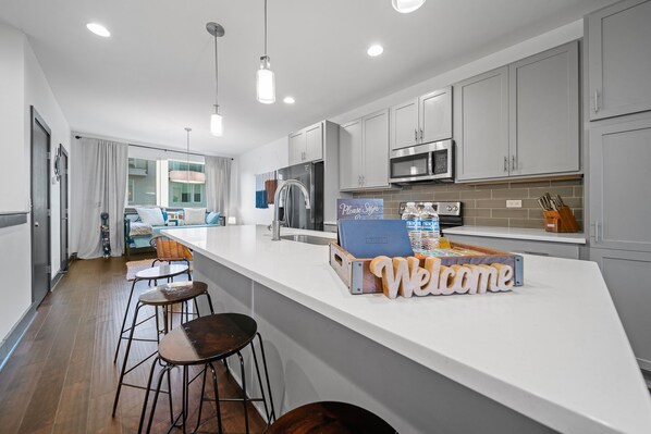 Townhome, Multiple Beds, Balcony, City View | Private kitchen | Fridge, microwave, oven, stovetop - Skyline Vibes (Nashville)