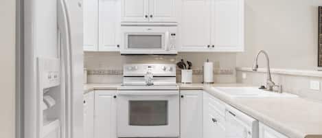 Condo, Multiple Beds, Jetted Tub, Golf View | Private kitchen