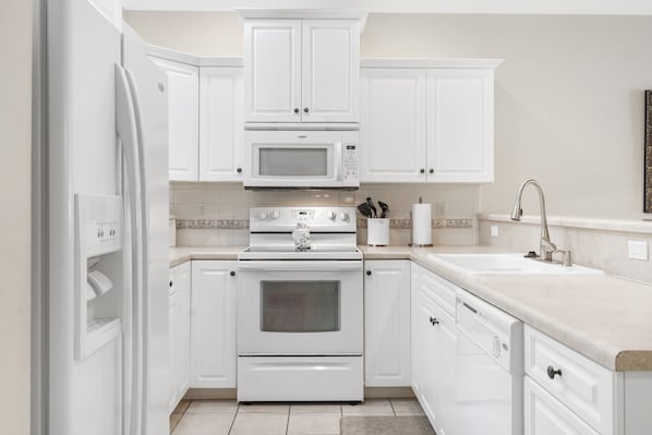 Condo, varias camas, hidromasaje, vista al campo de golf | Cocina privada | Refrigerador, microondas, horno y parrilla de estufa