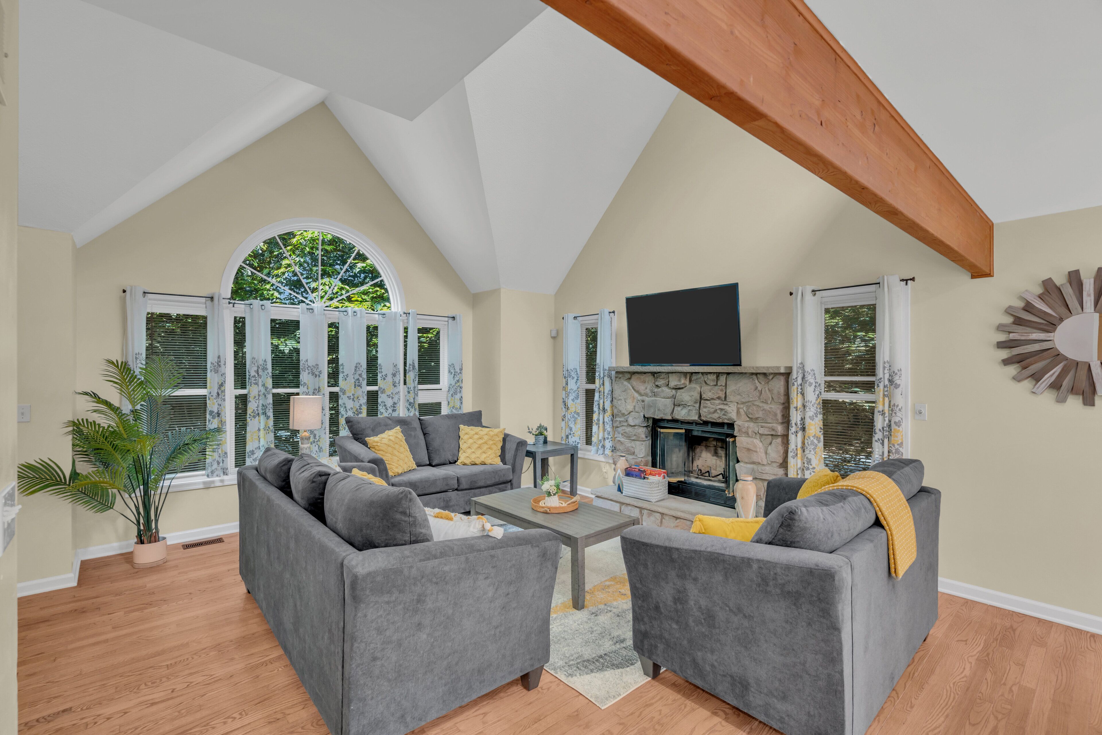 Family Friendly Poconos Villa Close to Hiking, Skiing, Golf, Casino, Waterpark. 