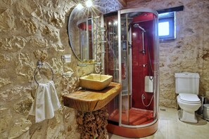 Vila | Kamar mandi | Bathtub dan shower terpisah, bathtub besar, pengering rambut, dan handuk