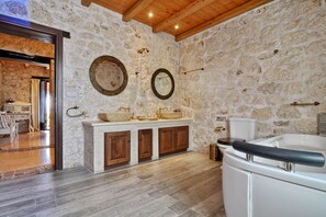 Villa | 4 bedrooms, iron/ironing board, free WiFi, bed sheets