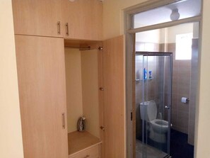 Douche, serviettes fournies, savon, papier toilette