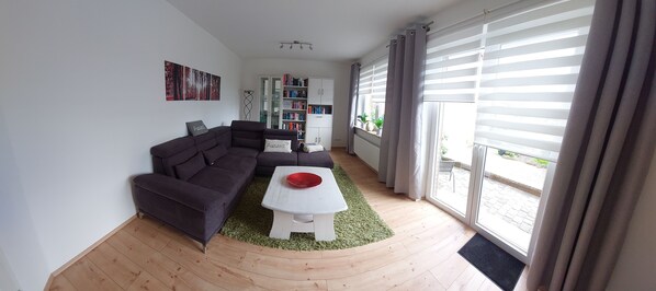 Fernseher, DVD-Player, Bücher, Stereoanlage