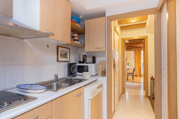 Een koelkast, een microgolfoven, een vaatwasser