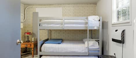 4 bedrooms, free WiFi, bed sheets