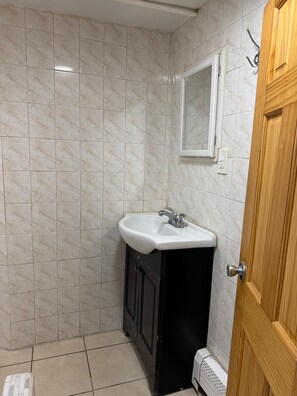 Ensemble baignoire-douche, serviettes fournies, savon, shampooing