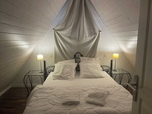4 室のベッドルーム、デスク、アイロン / アイロン台、WiFi
