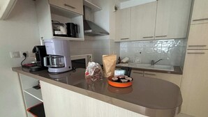 Kaffetrakter/tekoker, kjøleskap, mikrobølgeovn og ovn