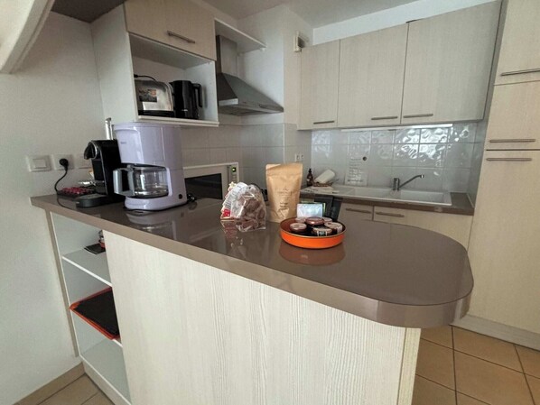 Fridge, microwave, oven, stovetop - Mauresque Apartment (Arcachon)