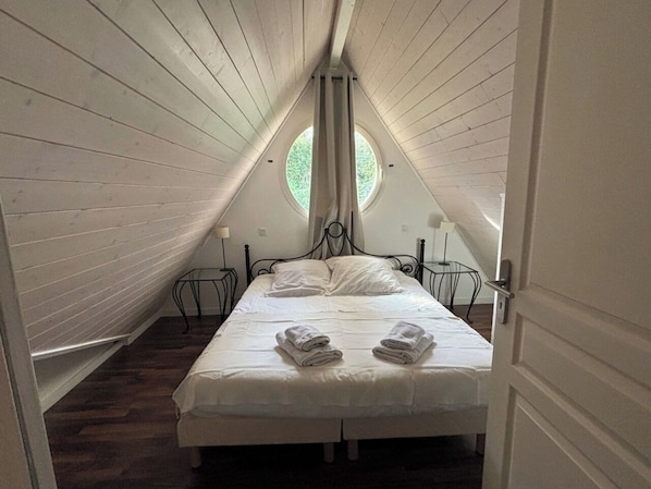 4 bedrooms, desk, iron/ironing board, WiFi