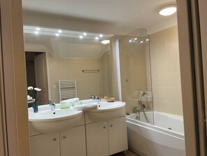 Combined shower/tub, hair dryer, towels