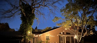 Cheerful 4-bedroom with large and lush backyard