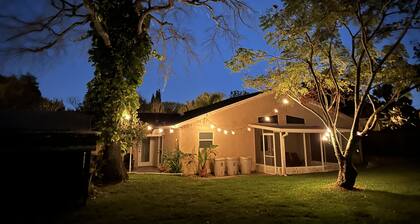 Cheerful 4-bedroom with large and lush backyard