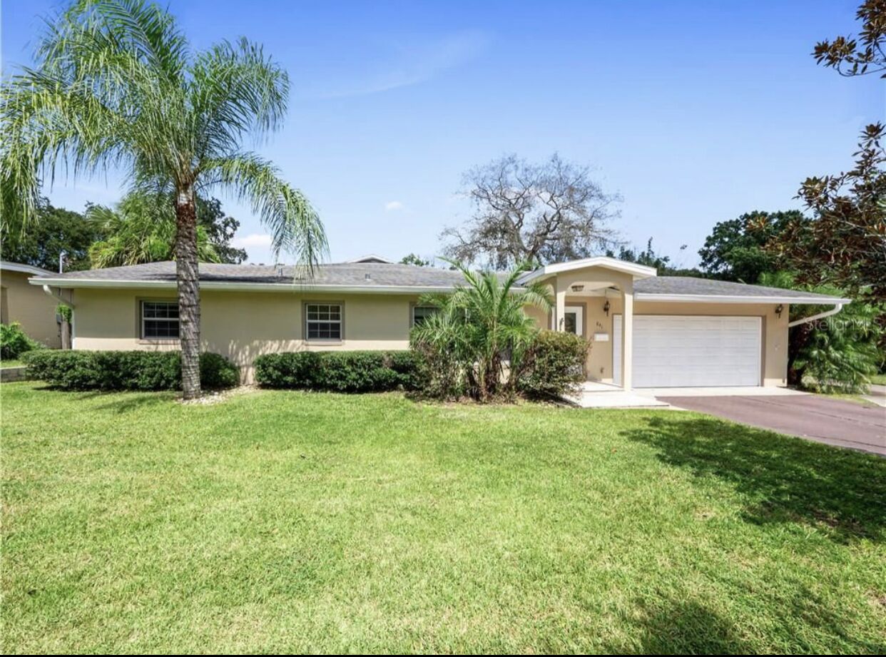 Cheerful 4-bedroom with large and lush backyard