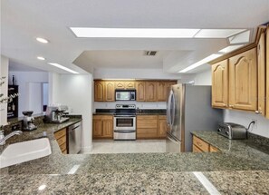 冷蔵庫、電子レンジ、オーブン、コンロ