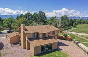 Exterior - Inviting 5 Bedroom Home Centrally Located (Colorado Springs)