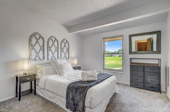 5 bedrooms, desk, free WiFi, bed sheets - Inviting 5 Bedroom Home Centrally Located (Colorado Springs)