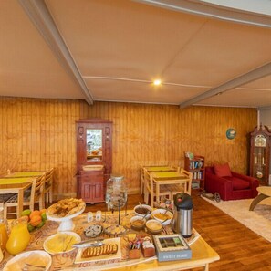 Free daily buffet breakfast  - Hostal Los Pinos (Natales)